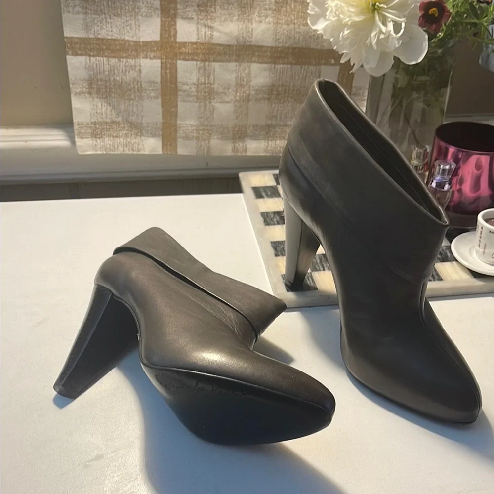 Pour La Victoire Gray Heeled Boots with Curved Heel - Picture 6 of 16